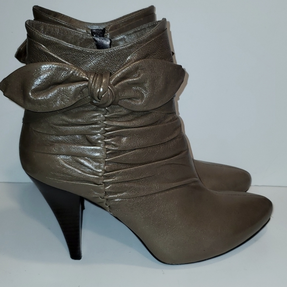 VIA SPIGA Degli Ankle Boots With Bow Ruched Side Detail In Taupe Size 9M